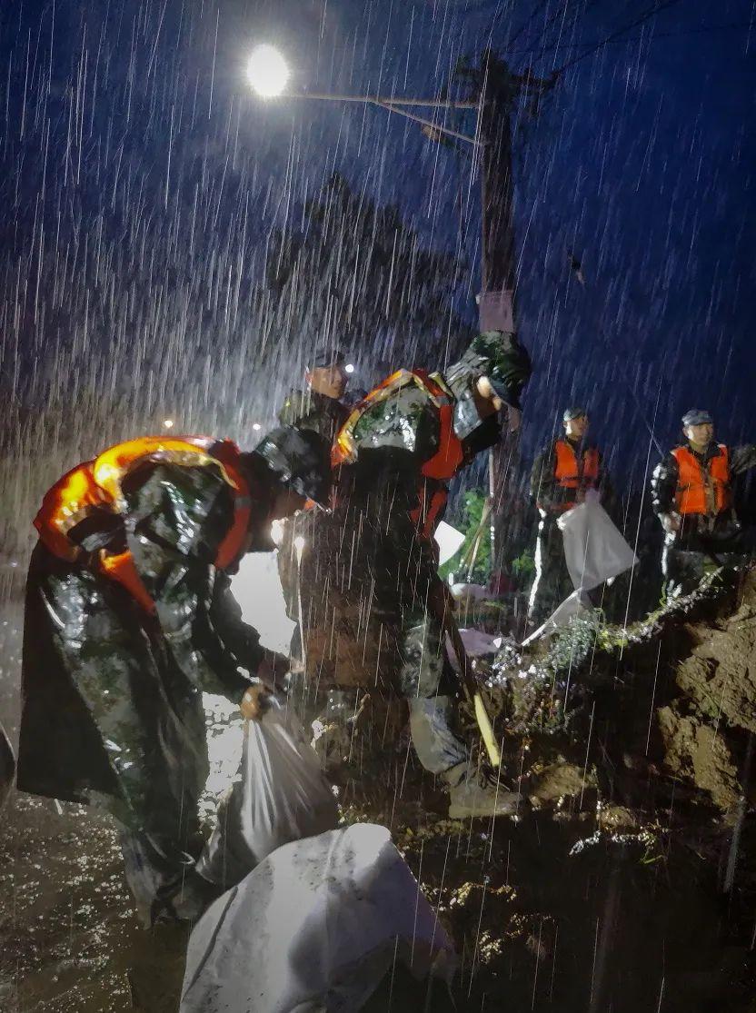 河南暴雨抗击洪涝 众志成城保卫家园